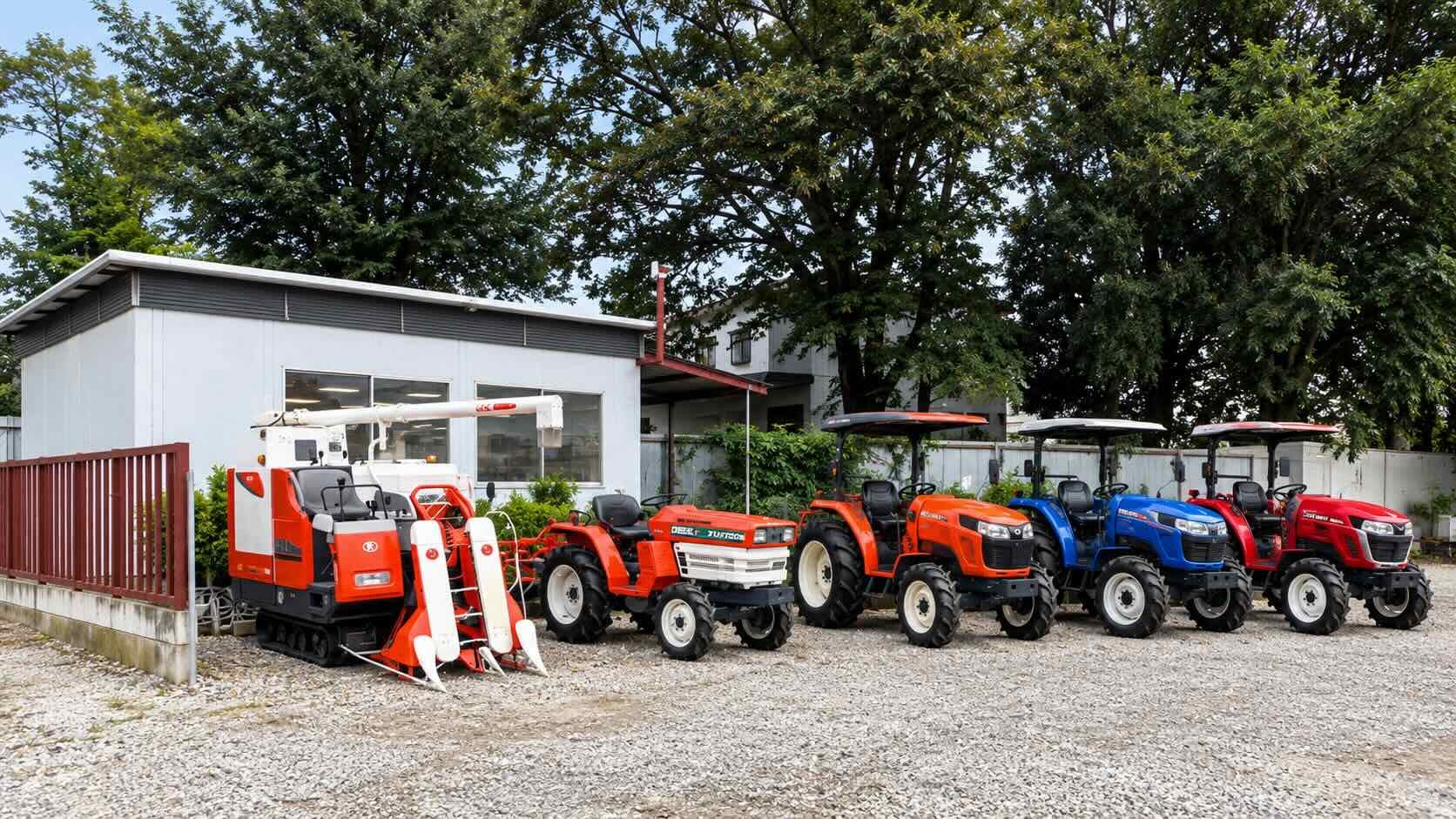 KenkiBookショールームに展示されているトラクターとコンバイン
